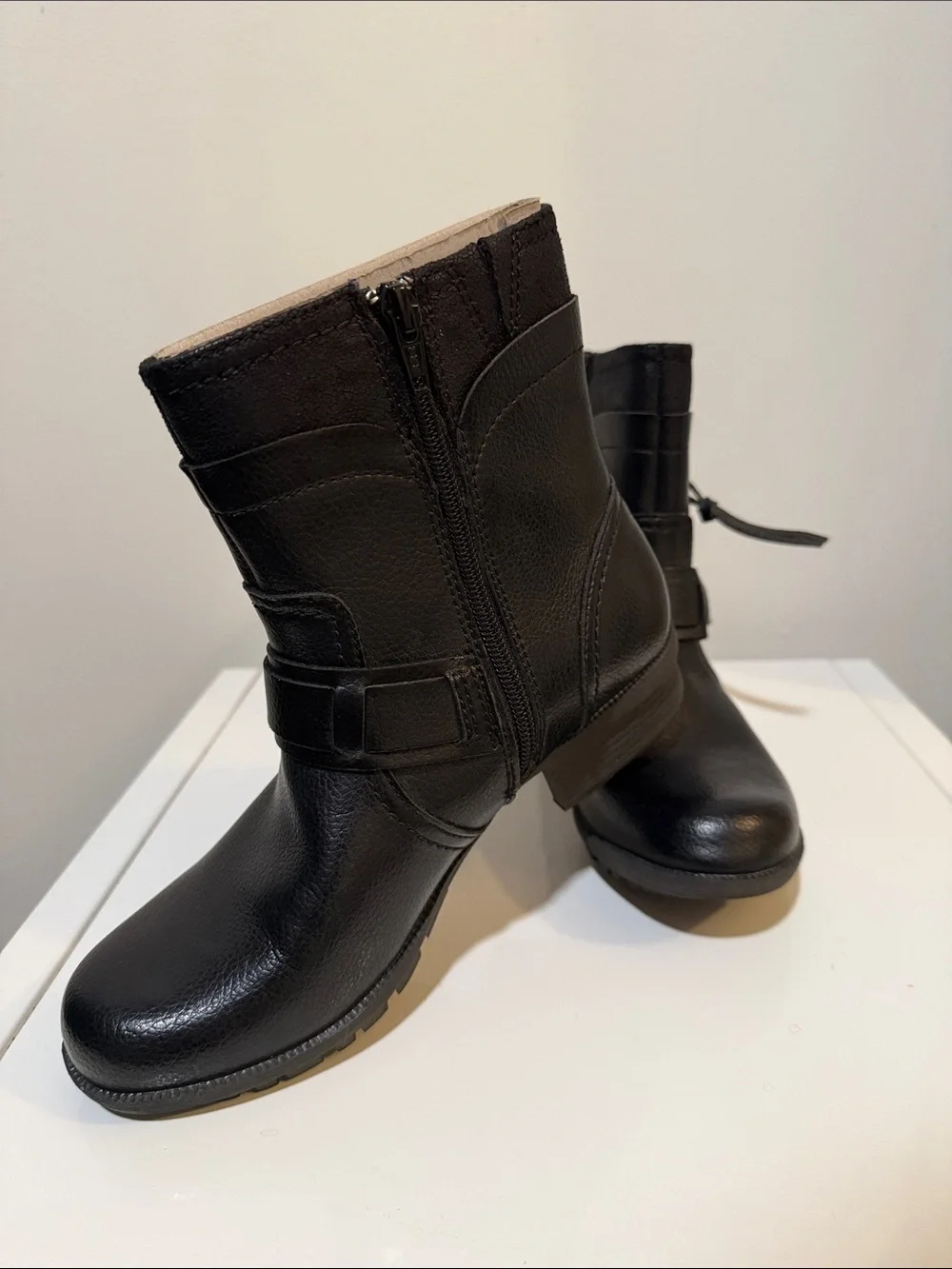 Clarks Women's Riddle Avant Black Leather Ankle Zip Boots Size 6.5